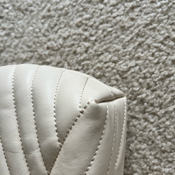 Tory Burch small Kira chevron convertible shoulder bag in cream white - Picture 4 of 16